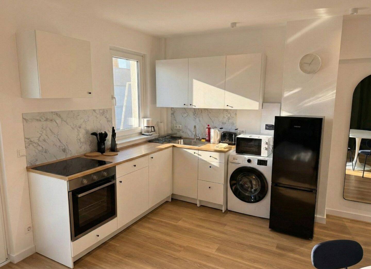 Erstbezug nahe Kö: Exklusives 1,5-Zi.-Apartment, EBK, Balkon, Aufzug – Düsseldorf – Vorschaubild 2