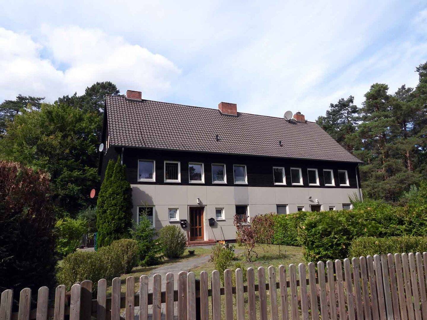 Idyllisch im Wald gelegenes Vierfamilienhaus in 29392 Wesendorf – Wesendorf – Bild 1 von 9