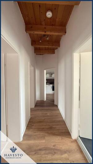 Stilvolle 2-Zimmer-Dachgeschosswohnung mit Holzbalkendecke, Einbauküche & modernisiertem Bad – 39112 Magdeburg – Vorschaubild 2