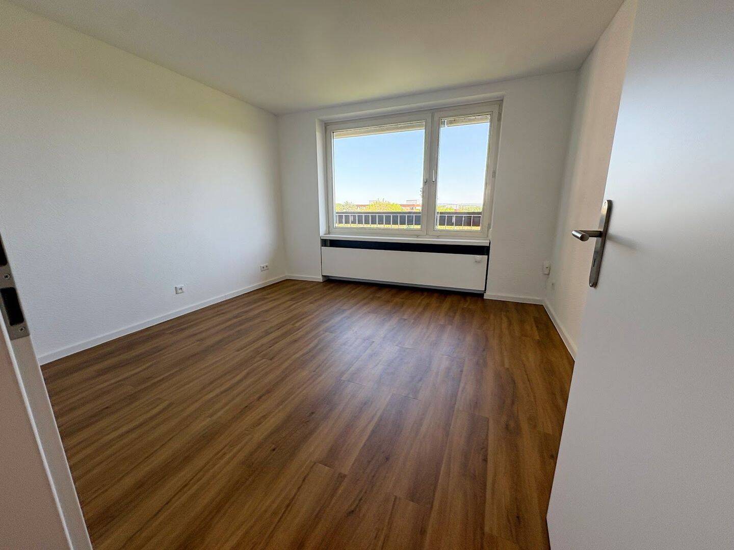 Lichtdurchflutetes Wohnglück im Grünen: 3 Zimmer mit Umlaufbalkon, guter Schnitt, Aufzug – Köln – Vorschaubild 6