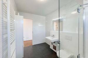 Sofort bezugsfrei: Neuwertige 2-Zimmer-Wohnung mit überdachtem Balkon inkl. Garagenstellplatz! – 80807 München – Vorschaubild 6