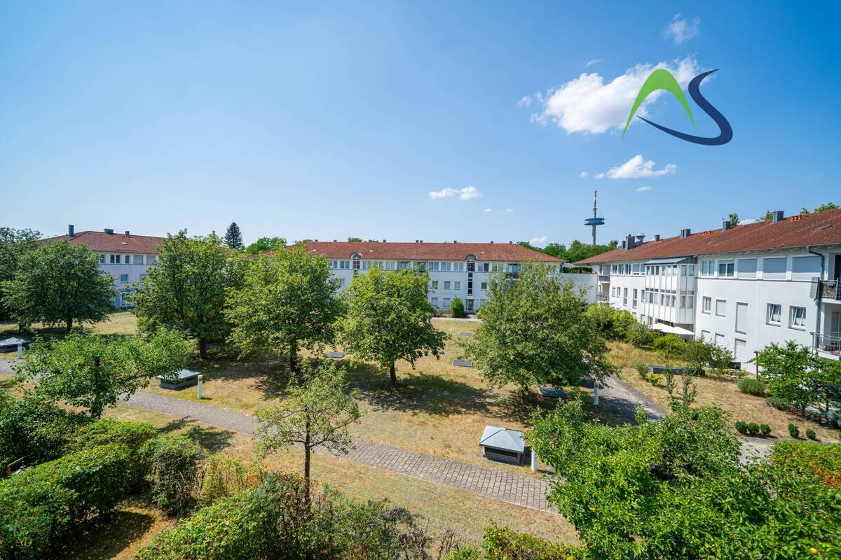 Perfekte Lage! Ruhige und lichtdurchflutete Zweizimmerwohnung im Dachgeschoss mit Westbalkon – 93051 Regensburg – Bild 1 von 9