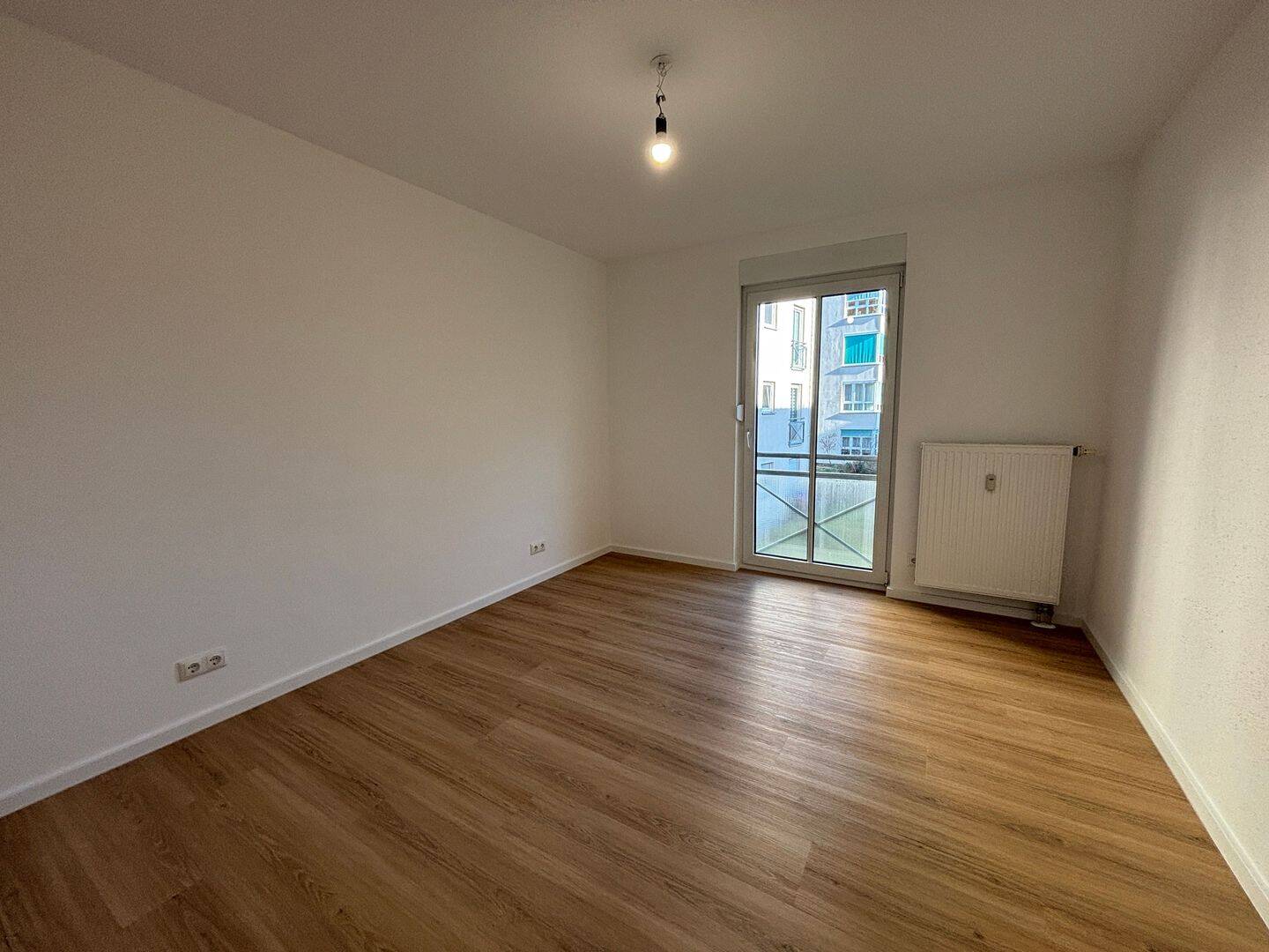 Frisch renovierte Balkonwohnung mit Stellplatz ! – Dresden – Vorschaubild 6