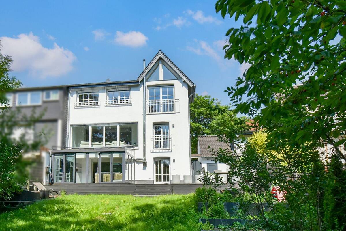 Modernes Familienglück! Wohnen, Genießen und Entspannen auf höchstem Niveau Stilvolle Doppelhaushälfte mit Pool und Kamin – 45136 Essen – Bild 1 von 9