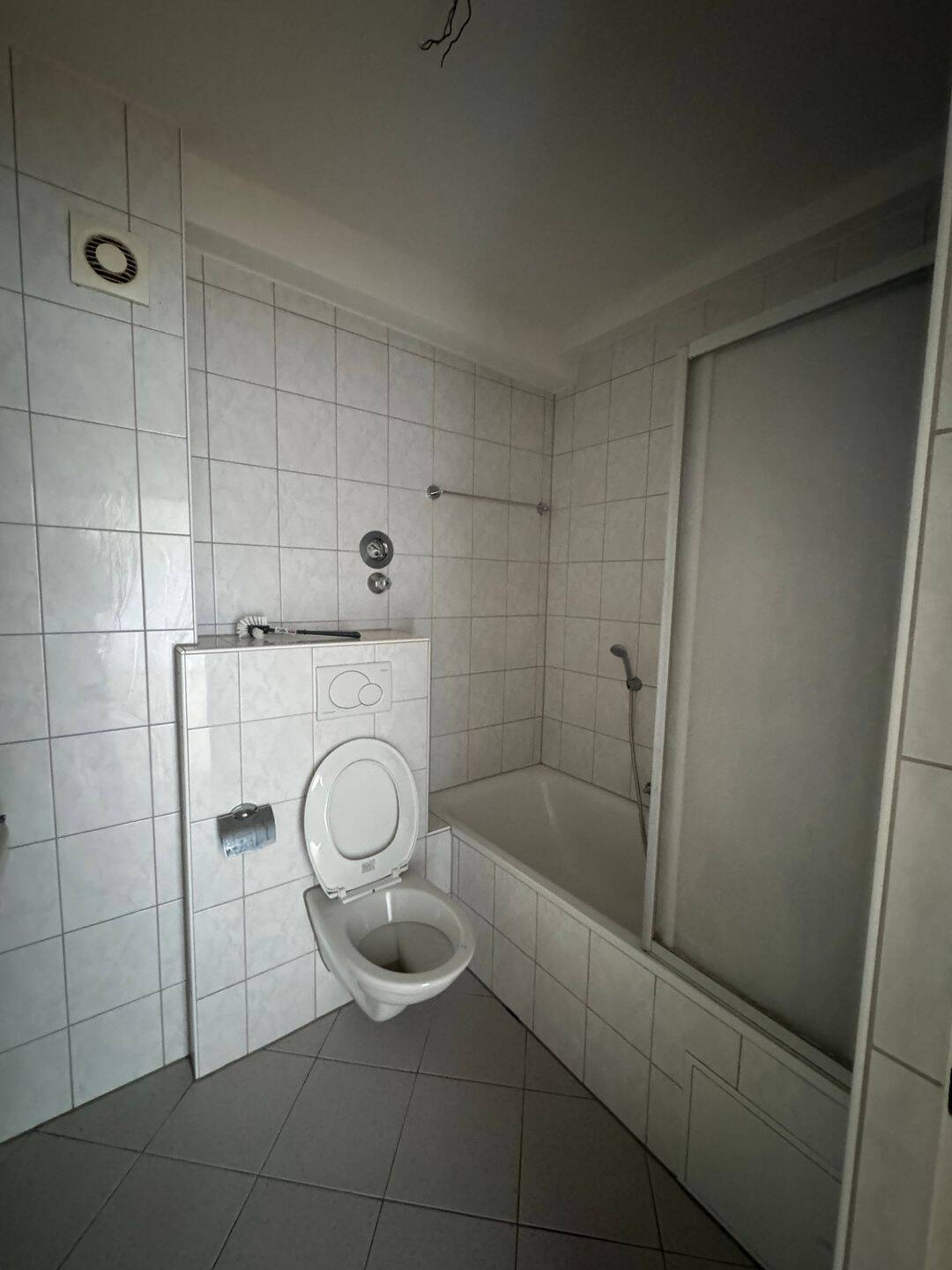 1 Zimmer mit Balkon direkt am Dutzendteich +++ mit Badewanne & Küche +++ – Nürnberg – Vorschaubild 5