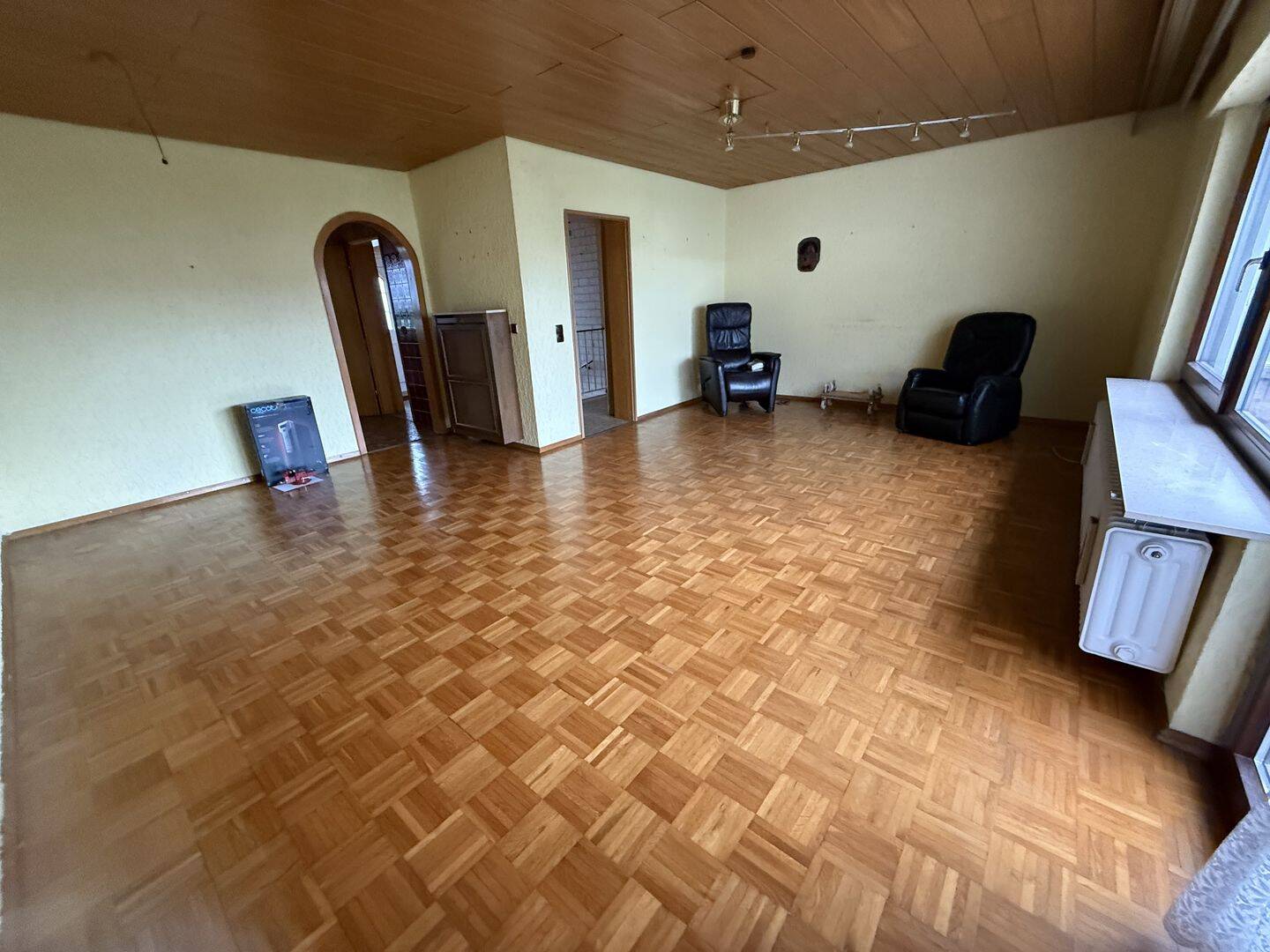 Ein einladender Bungalow mit hellem Keller, ideal für individuelle Gestaltungsmöglichkeiten. – Neulußheim – Vorschaubild 3