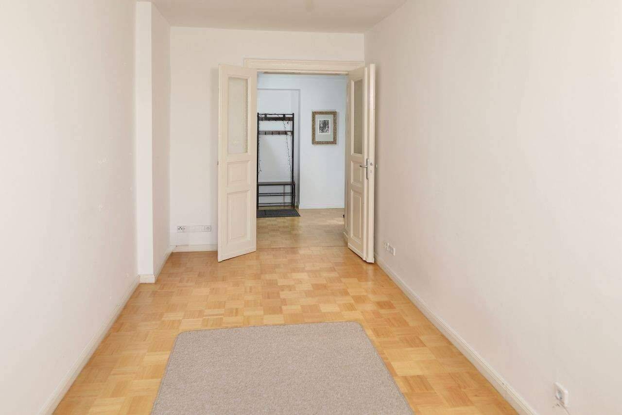 GROSSZÜGIGE ALTBAUWOHNUNG MIT AUFZUG - MIT BALKON & PARKETT - NÄHE OSTBAHNHOF & SPREE – Berlin – Vorschaubild 3