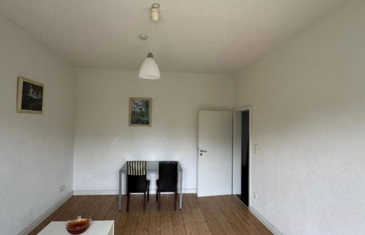 Sehr schönes, großes, neu gestrichenes, helles WG-Zimmer in einer 3er WG ,hohe Decken, gepflegtes Altbau, unweit von der Straßenbahn – 70374 Stuttgart – Bild 1 von 5