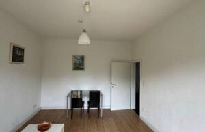 Sehr schönes, großes, neu gestrichenes, helles WG-Zimmer in einer 3er WG ,hohe Decken, gepflegtes Altbau, unweit von der Straßenbahn
