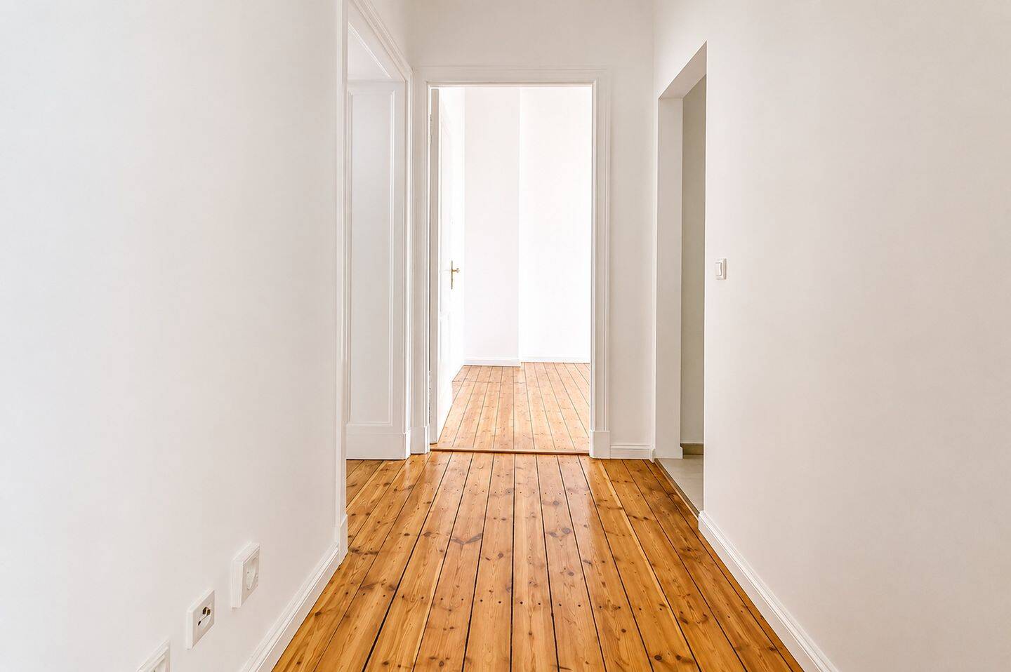 Stilvoll sanierte 2-Zi.-Altbauwohnung mit Balkon, Aufzug & Stuck in ruhiger Nebenstraße – Berlin – Vorschaubild 8