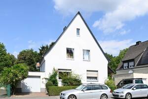 Viel Platz für die ganze Familie: Freistehendes Einfamilienhaus mit Einliegerwohnung und Garage