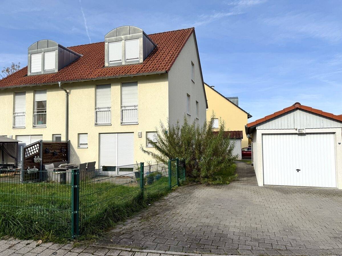 Vermietete (Nato-) Doppelhaushälfte in Eschenbach – Eschenbach in der Oberpfalz – Bild 1 von 6