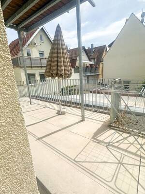 Schöne 2-Zimmer-Wohnung mit großem Balkon und Einbauküche