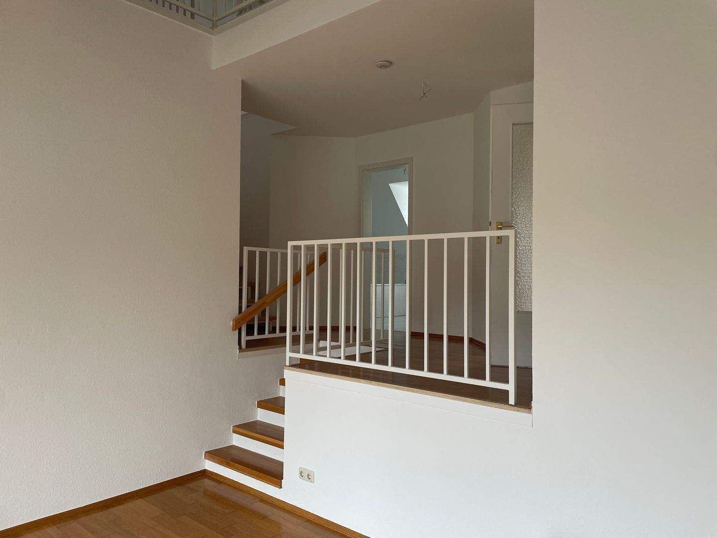 2,5-Zimmer-Galeriewohnung mit Balkon, Einbauküche und Tiefgaragenstellplatz