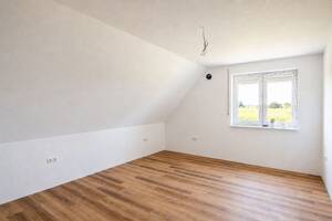 Moderne Neubau-Dachgeschosswohnung mit Balkon und ausgebautem Spitzboden – 26624 Südbrookmerland – Vorschaubild 3