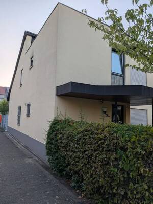 Gelegenheit, weil provisionsfrei! Flexible Doppelhaushälfte mit zwei Wohneinheiten, Terrasse mit Garten, Dachterrasse und Doppelgarage in MA-Rheinau – 68219 Mannheim – Vorschaubild 5