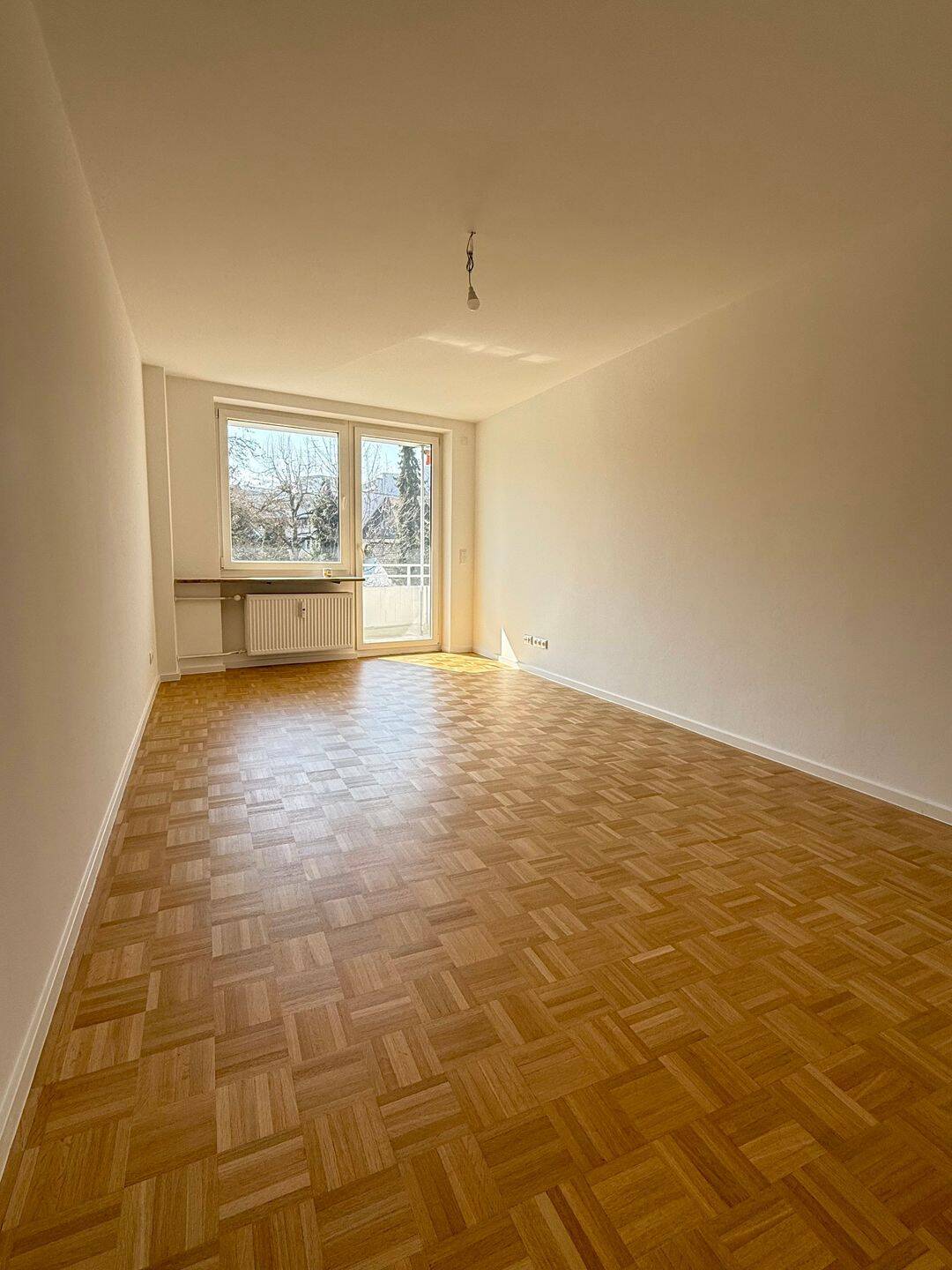 Erstbezug nach Kernsanierung: Helle 3-Zimmer-Wohnung mit Balkon & EBK in ruhiger Lage nahe U-Bahn – München – Vorschaubild 2