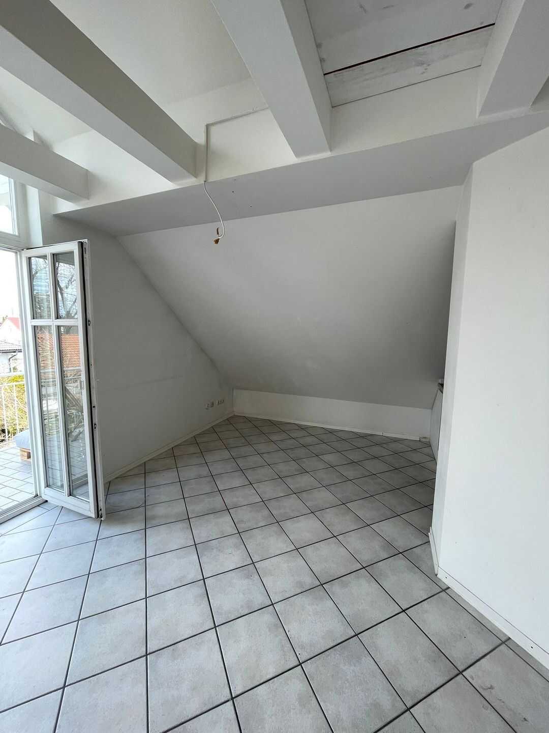 2,5 Zimmer DG Wohnung mit Aussicht- 250m zur U2 – München – Vorschaubild 3