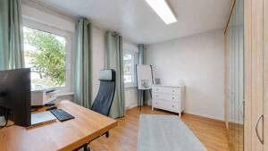 Teilsanierte Doppelhaushälfte mit großzügigem Grundstück – 65929 Frankfurt am Main – Vorschaubild 3