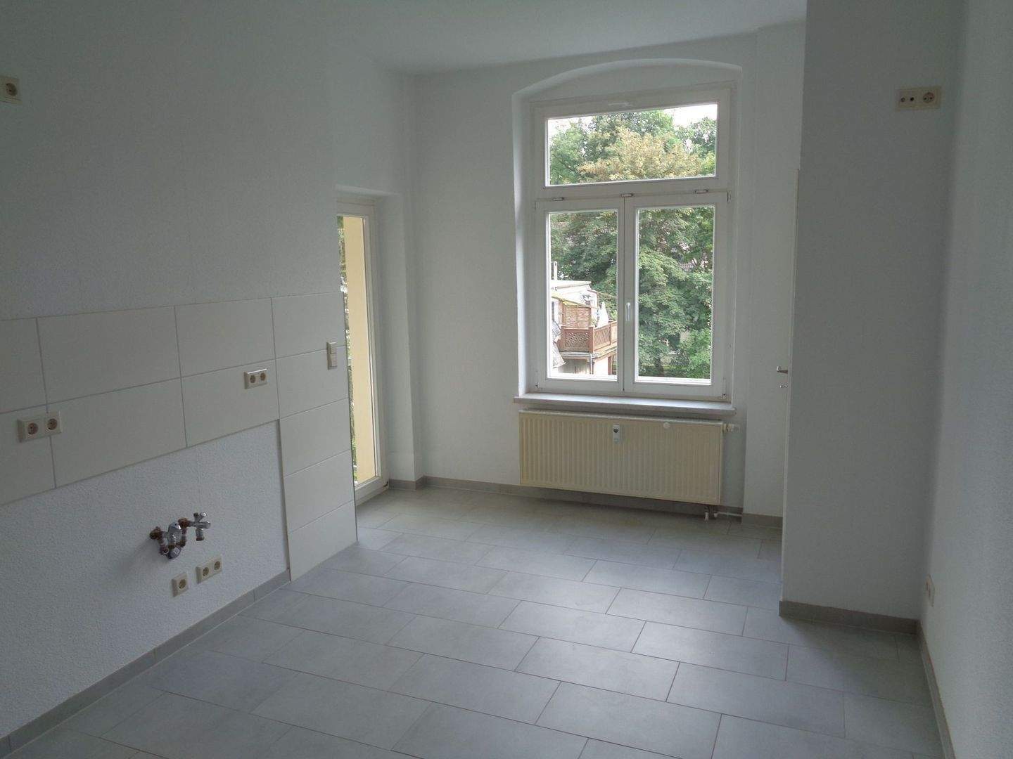 +++NEUWERTIGE WOHNUNG MIT SÜD-BALKON, GARTEN UND PKW-STELLPLATZ+++ – Chemnitz – Vorschaubild 3