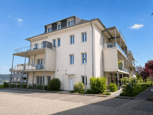 Neuwertige ETW mit Dachterrasse und 2 PKW Stellplätzen