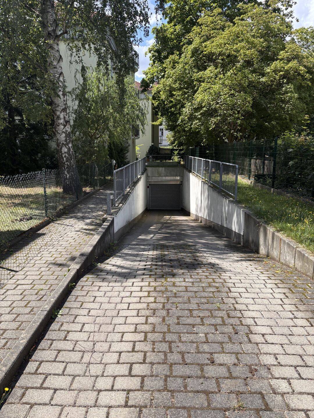Attraktive 2-Raum-Wohnung in zweiter Reihe mit zwei Balkonen und Tiefgaragenstellplatz – Dresden – Vorschaubild 2