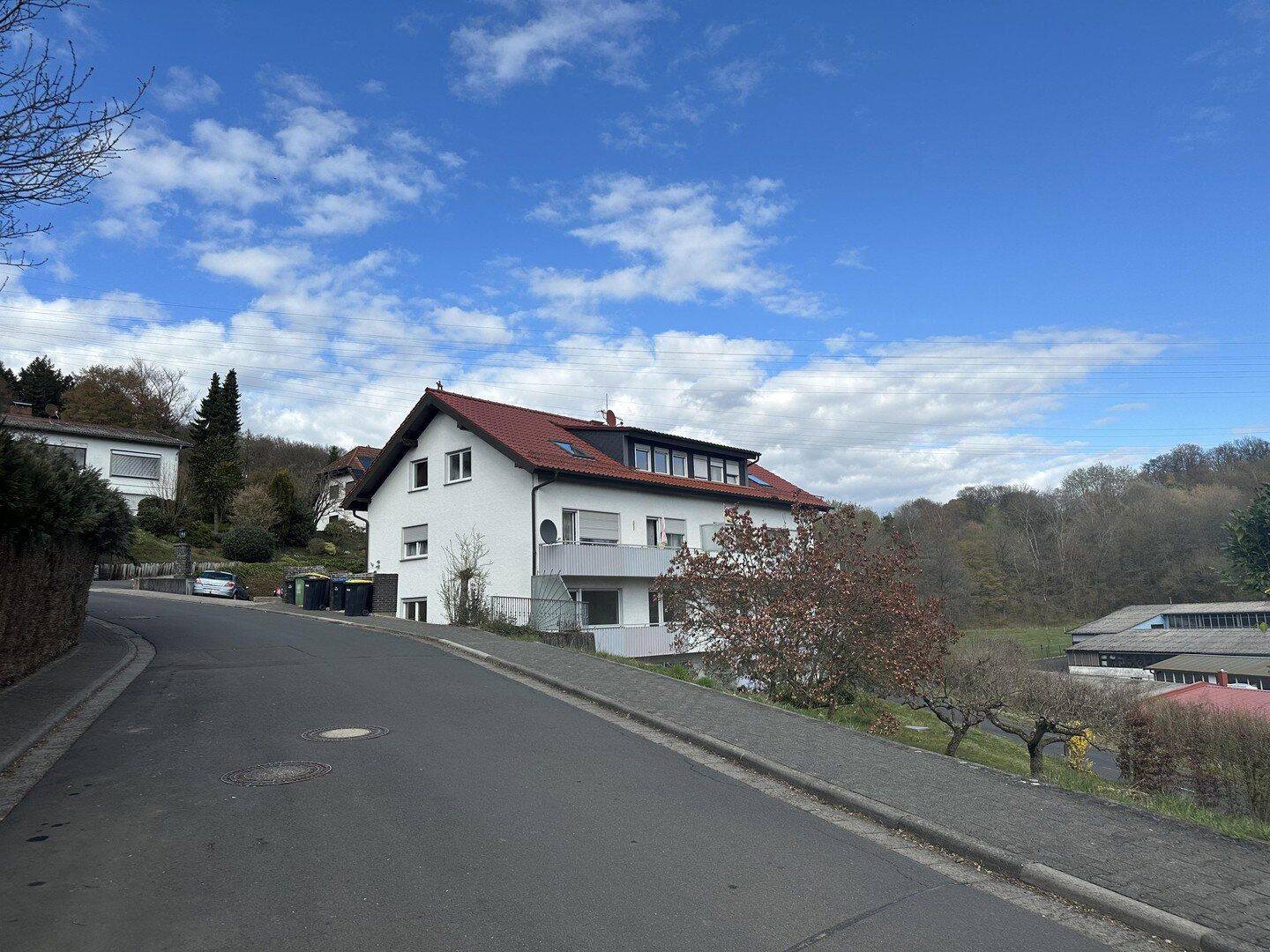 Vollständig sanierte Erdgeschoss-und renovierte Dachgeschosswohnung mit toller Aussicht zu vermieten