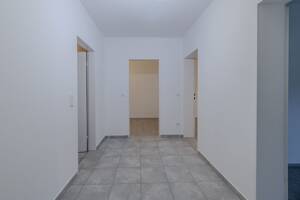 Sofort bezugsfrei! Renovierte 3-Zi-ETW im ruhigen Innenhof, mit Balkon, EBK und guter Infrastruktur – 81475 München – Vorschaubild 5