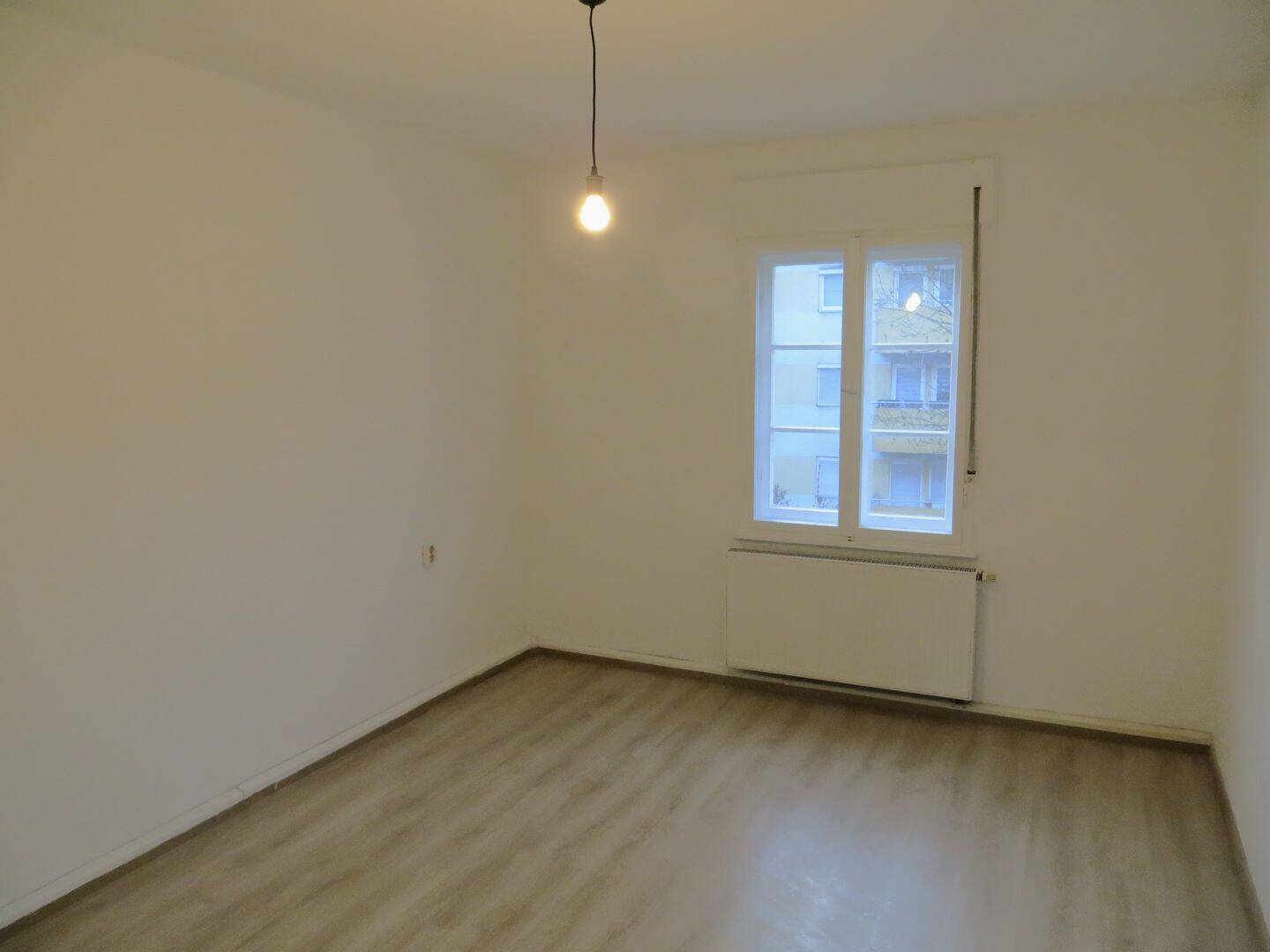 Frisch renovierte 3-Zimmer-Wohnung mit separater Küche, separatem WC, Gasetagenheizung sowie neuem Glasfaseranschluss – Nürnberg – Vorschaubild 4