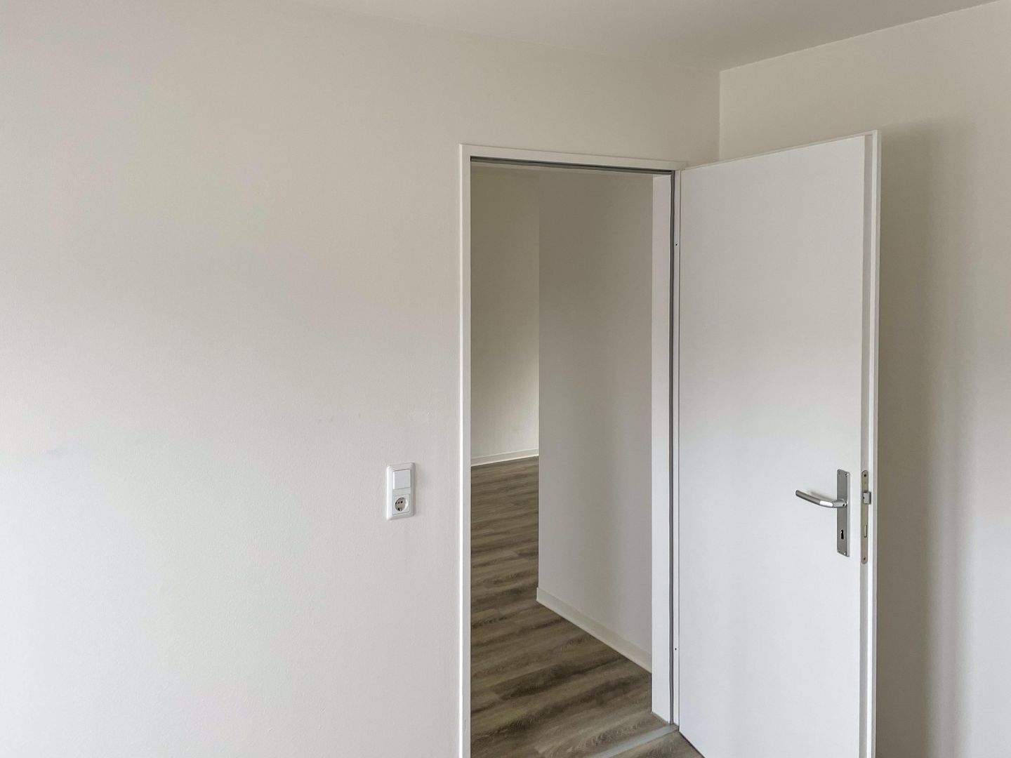 Helle 3-Zimmer-Dachgeschosswohnung mit Sichtbalken in Chemnitz-Hilbersdorf! – Chemnitz – Vorschaubild 6