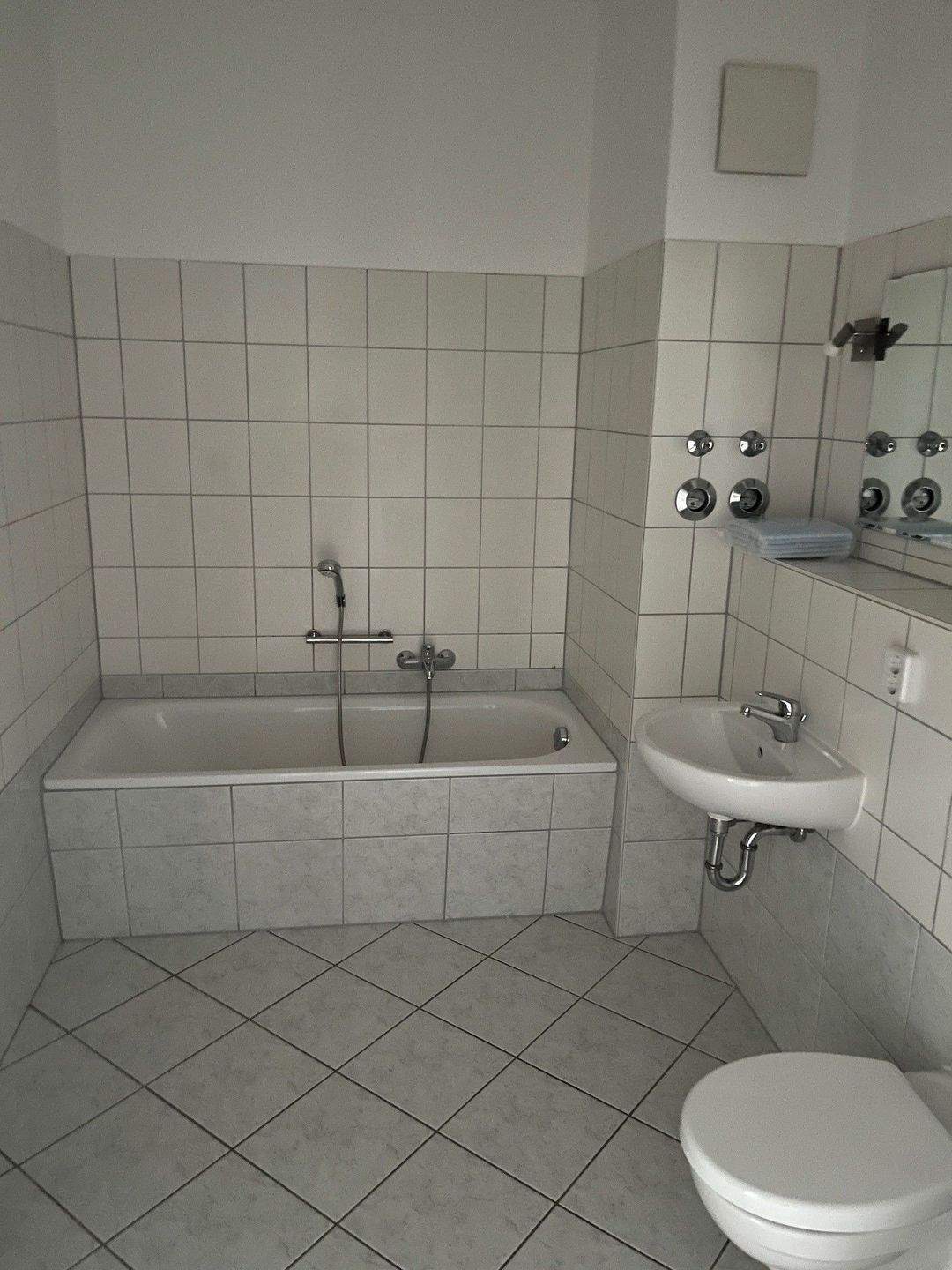gemütliche 3-Zimmer-Wohnung mit Balkon und Abstellraum in parkähnlicher Wohnanlage – Chemnitz – Vorschaubild 4