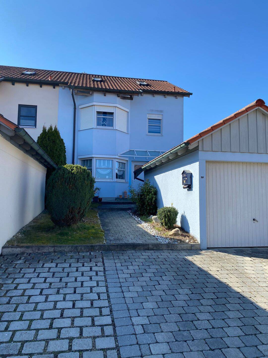 Exklusives Reiheneckhaus vom Architekten mit Garten und Garage – Mallersdorf-Pfaffenberg – Bild 1 von 9