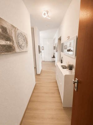 Lichtdurchflutete 3-Zimmer-Wohnung mit großem Sonnenbalkon in zentraler Wohnlage – 47053 Duisburg – Vorschaubild 2
