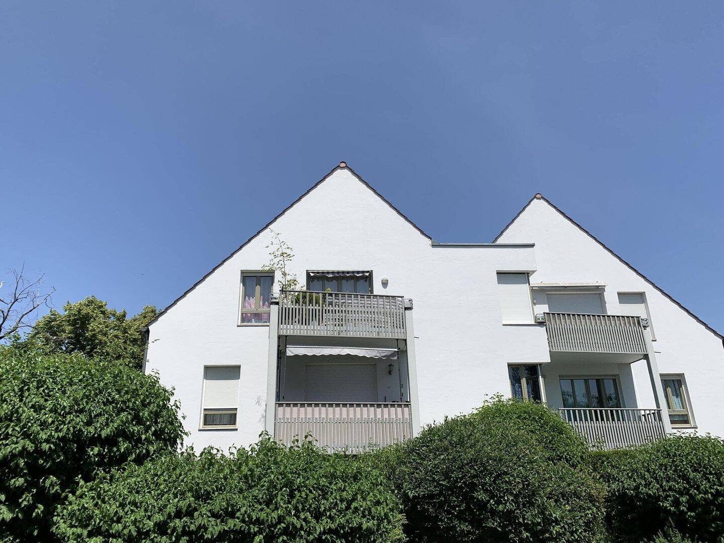 Charmante Dachgeschosswohnung mit Südbalkon und Tiefgaragenstellplatz in Augsburg-Oberhausen – Augsburg – Bild 1 von 9