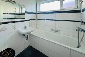 Gut geschnittene 2-Zimmer-Wohnung mit großer Dachterrasse in Frankfurt-Unterliederbach! – 65929 Frankfurt am Main – Vorschaubild 4