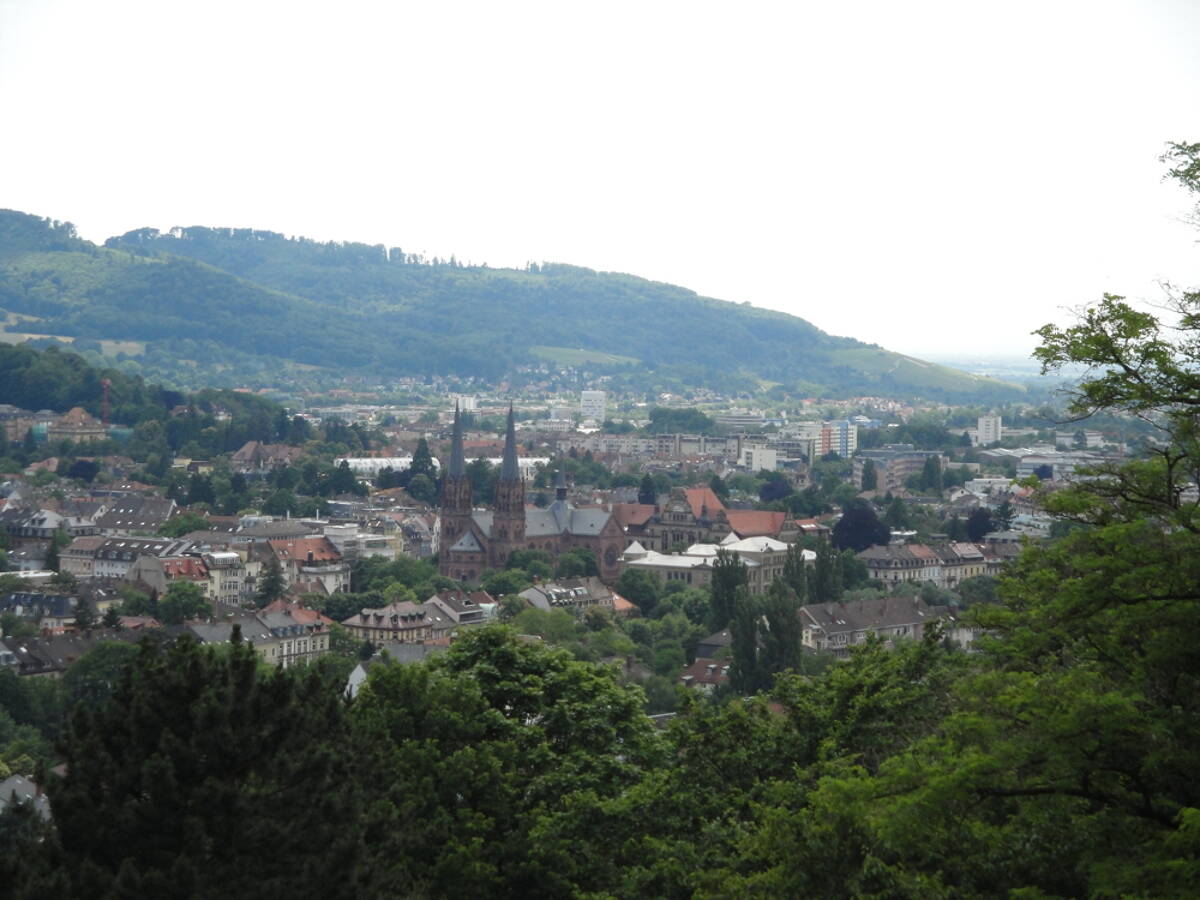 Lichtdurchflutete 3-Zimmer-Wohnung mit Fußbodenheizung und Balkon – 79108 Freiburg im Breisgau – Bild 1 von 9