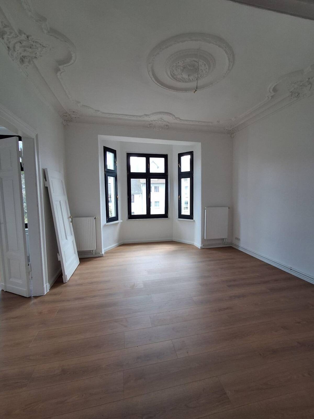 Sanierte Altbauwohnung mit Stuck und Flügeltüren – 39112 Magdeburg – Bild 1 von 7