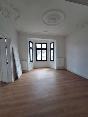 Sanierte Altbauwohnung mit Stuck und Flügeltüren