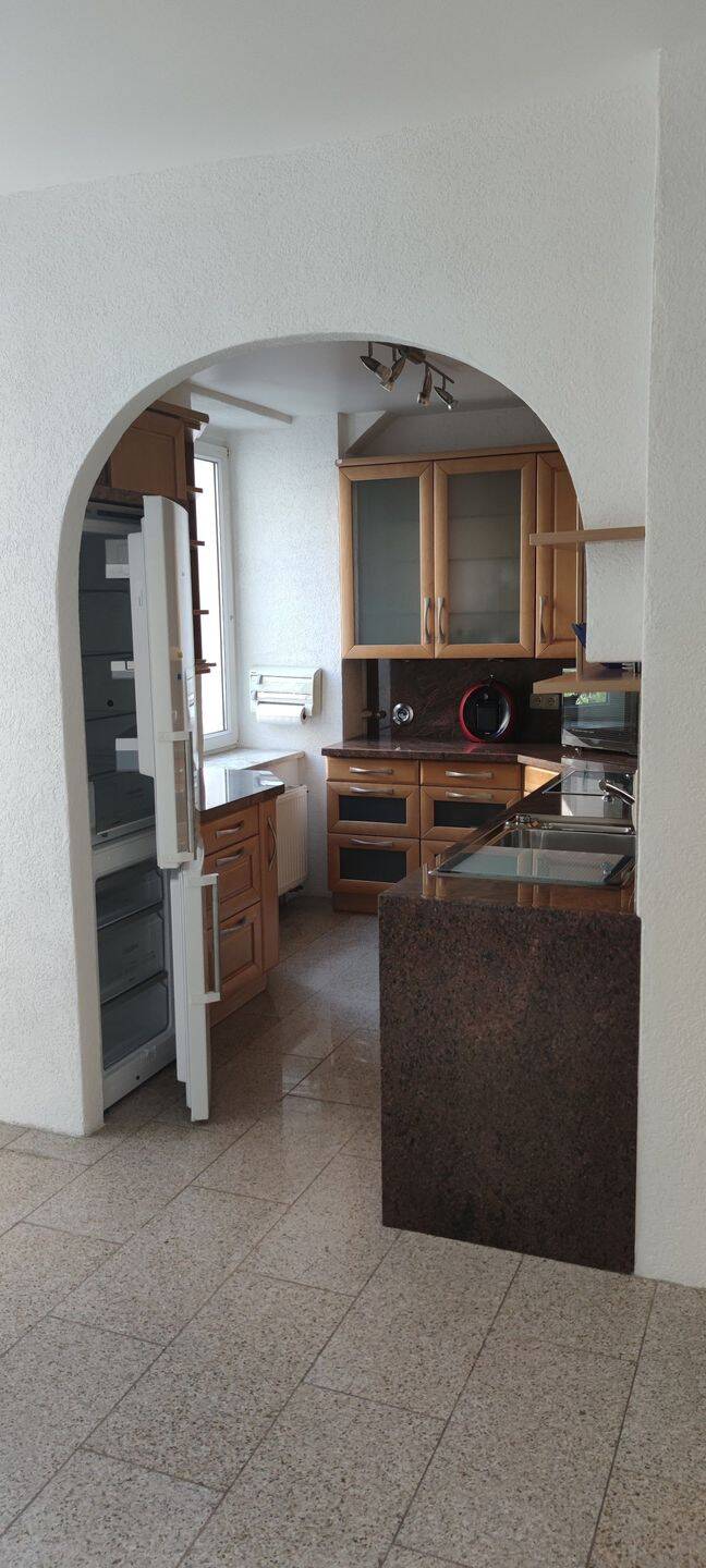 Die Mietwohnung in Nürnberg-Südstadt ist eine Etagenwohnung mit 75 m², 2,5 Zimmern und einem Balkon. Sie hat eine Einbauküche, Badmöbel Fliesenboden