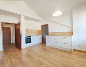 hell und geräumig: renovierte 2 Zimmer DG-Wohnung auf 69m² mit großem überdachtem Balkon – 85567 Grafing – Vorschaubild 4