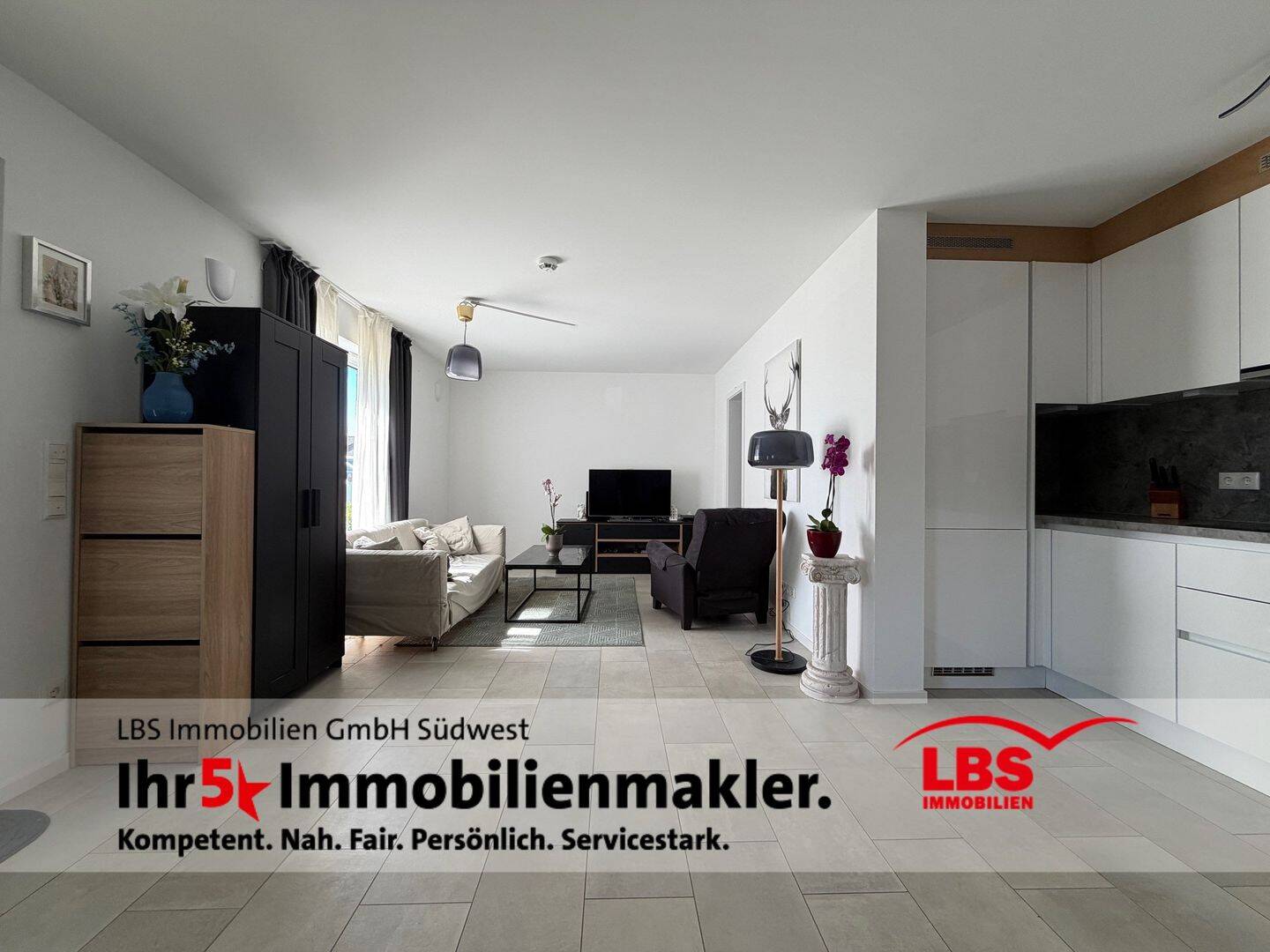 neuwertige 2 Zimmer-Wohnung in gehobener Ausstattung mit Terrasse und 2 Stellplätzen