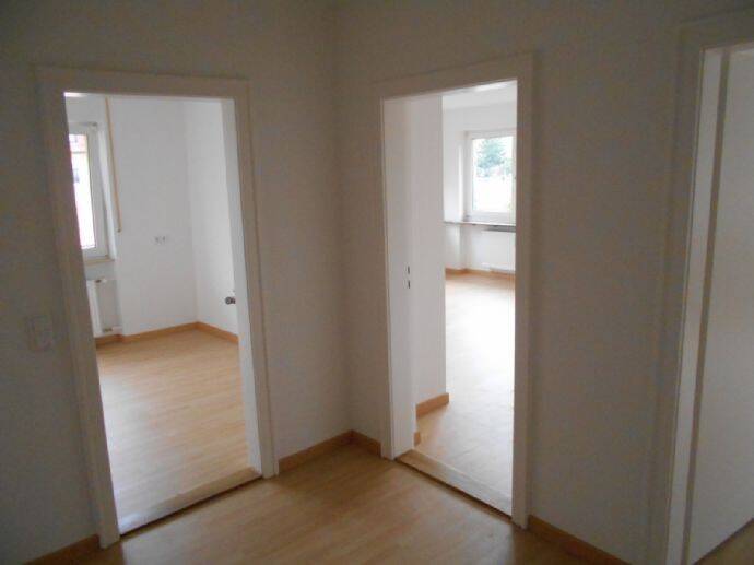 KESTLER IMMOBILIEN IVD - 3. OG - 3 ZI.-WOHNUNG - DESIGNBÖDEN - HELL GEFLIESTES BAD – Nürnberg – Vorschaubild 4