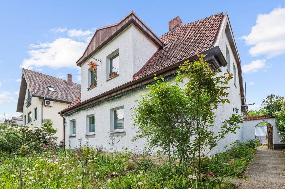 Charmantes Haus mit modernisierten Wohnbereichen und weiterem Ausbaupotenzial in Lankwitz