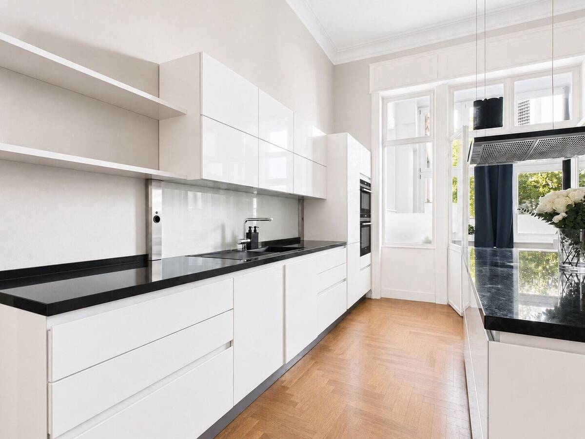 Exklusive 4-Zimmer-Wohnung in Bestlage Frankfurts - sonniger Balkon, Designerküche & Skylineblick – 60325 Frankfurt am Main – Bild 1 von 9