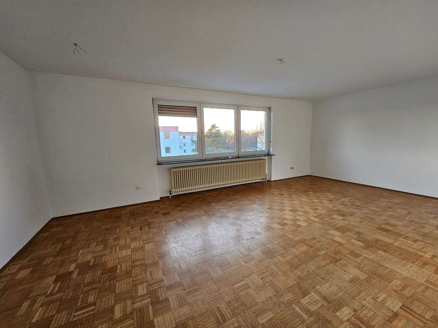 N- Nähe Südklinikum, gut geschnittene, helle 4-Zimmerwohnung mit Tageslichtbad, Gäste WC, Abstellraum und Garage – Nürnberg – Vorschaubild 3