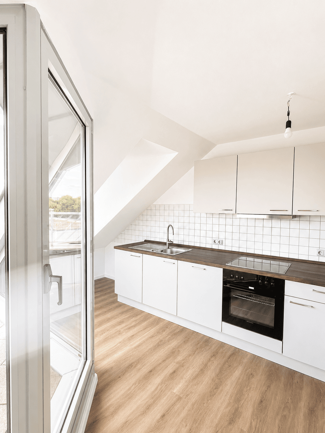 Lichtdurchflutete 3-Zimmer-Dachgeschosswohnung mit zwei Balkonen in Saarbrücken – Saarbrücken – Vorschaubild 3