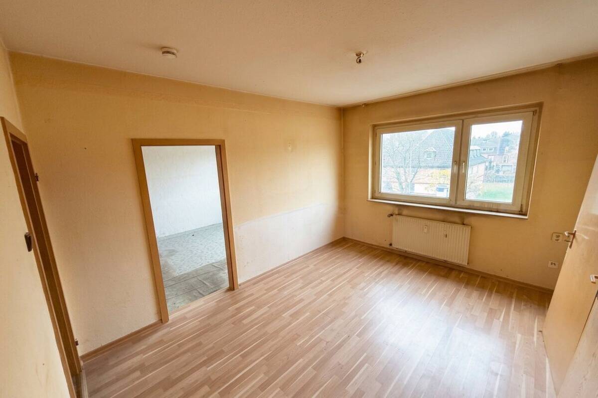 Renovierungsbedürftige 2,5-Zimmer-Wohnung mit großem Potenzial in begehrter Wohnlage – 40468 Düsseldorf – Bild 1 von 8