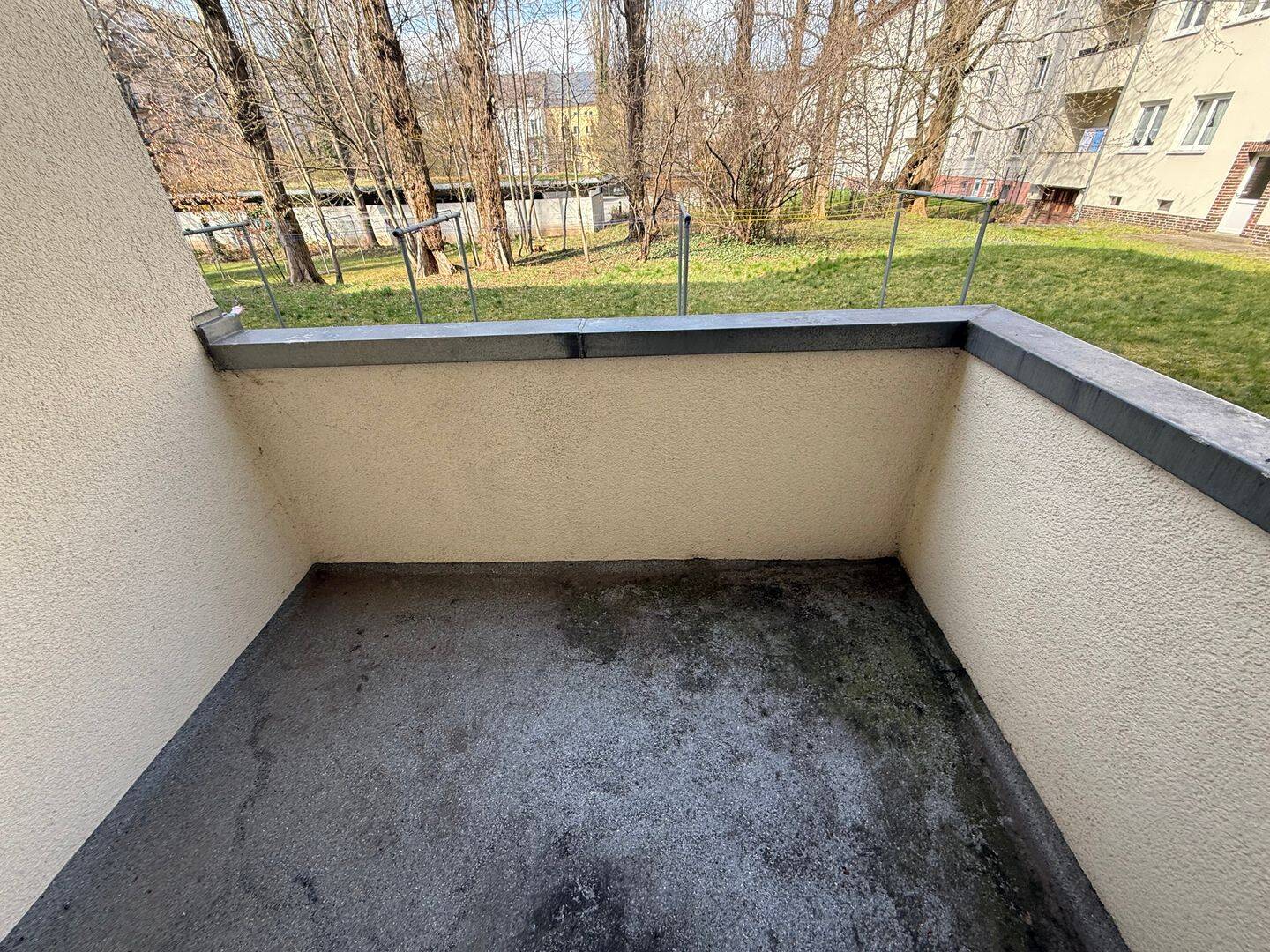 Komplett zum Innenhof / mit Balkon und Bad mit Fenster - frei ab 1.9.26 – Chemnitz – Vorschaubild 4