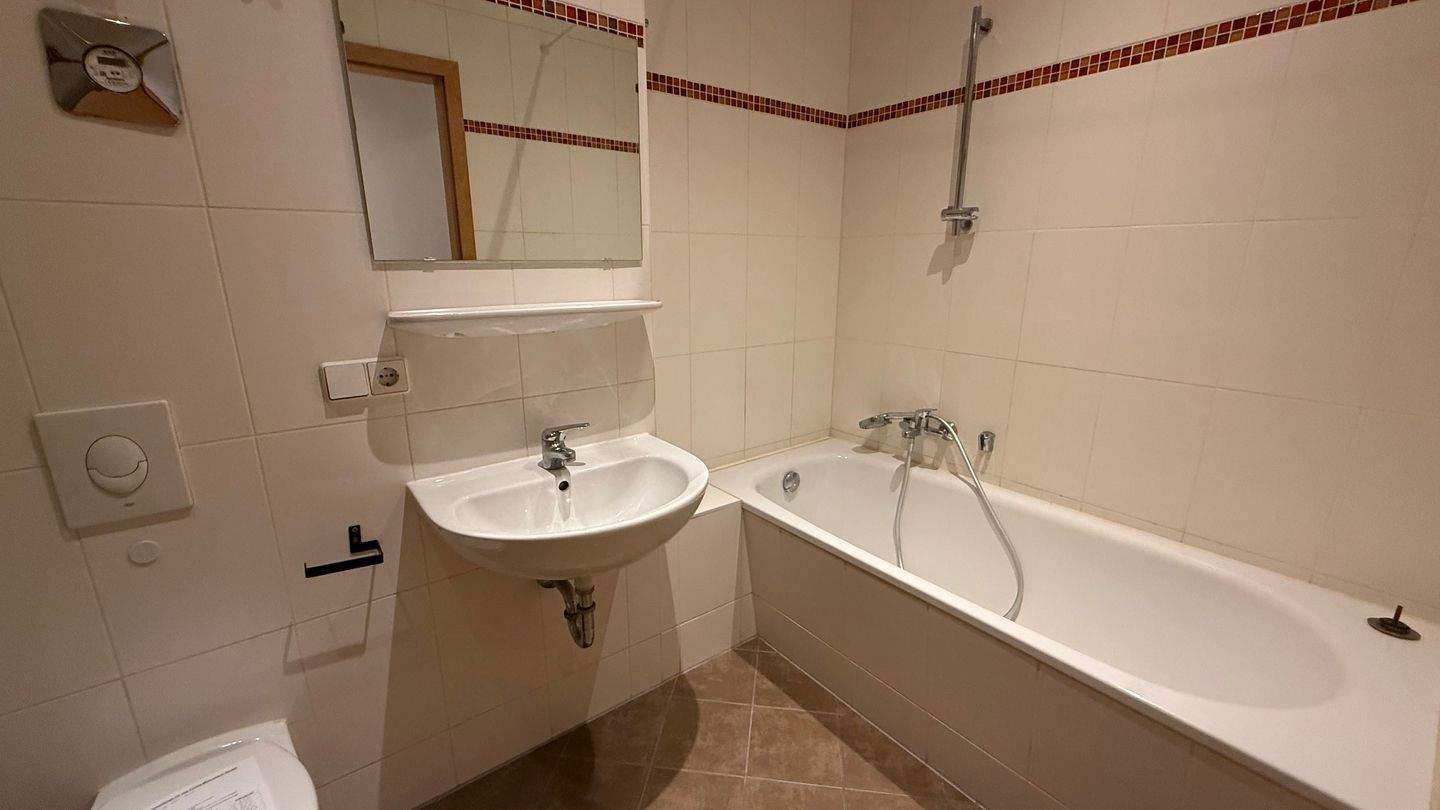 1. OG mit Laminat - Bad mit Wanne und offener Küche ! – Chemnitz – Vorschaubild 8