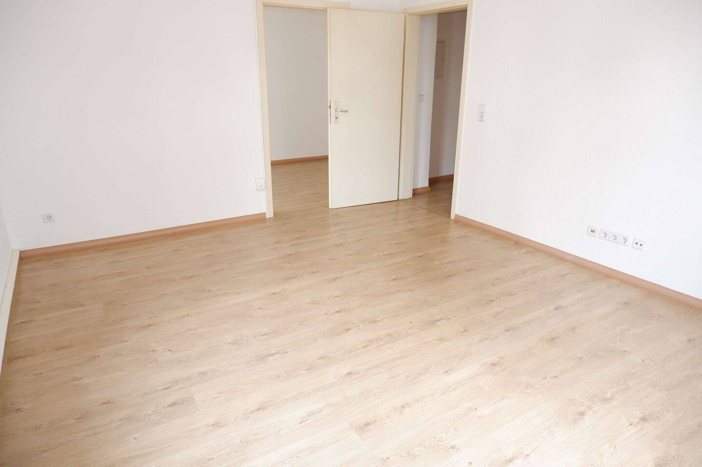 Helles Wohnzimmer - Bad mit Wanne und Lift !!! – Chemnitz – Vorschaubild 3